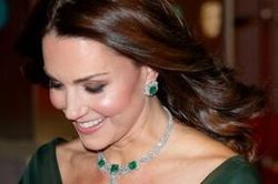 Lý do Meghan Markle và Kate Middleton không bao giờ đeo kim cương trước 6 giờ tối