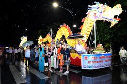 Rước diễu 2 mô hình Trung thu tại Hà Nội
