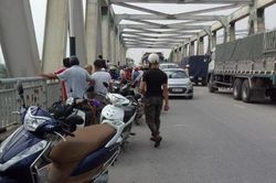 Người phụ nữ để lại thư tuyệt mệnh và xe máy trên cầu...