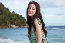 Mỹ nhân Địch Lệ Nhiệt Ba khoe đường cong trong loạt ảnh đời thường