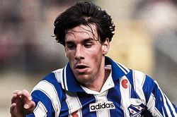 Van Nistelrooy một thời tung hoành ở đội mới của Văn Hậu
