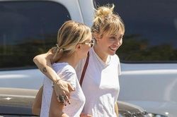 Miley Cyrus vui vẻ đi chơi cùng bạn gái tin đồn