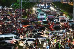 Sài Gòn kẹt xe giữa đêm sau màn pháo hoa 15 phút