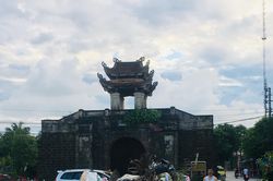 Di tích quốc gia Thành cổ Vinh... ngập rác