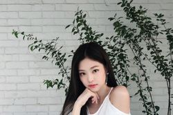 Jennie Blackpink 'đốn tim' fan với gương mặt búp bê và vòng eo 'con kiến'
