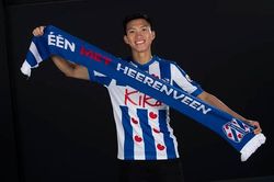 CHÙM ẢNH: Đoàn Văn Hậu rạng rỡ trong ngày ra mắt CLB Heerenveen