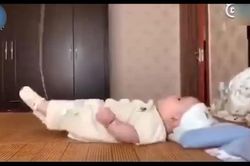 Trông trẻ con thôi mà, bố 'cân' tất cả lễ này nhé!