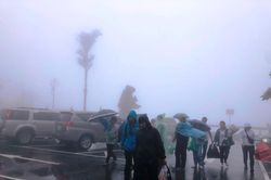 Dòng người đổ về thăm đền thờ Bác Hồ trên đỉnh núi Ba Vì