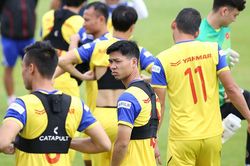Hội quân cùng tuyển Việt Nam, Công Phượng khoe mái tóc 'đứng đắn'