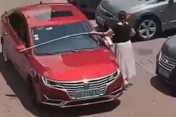 Cười xỉu xem người phụ nữ lấy thước đo xe và chỗ đỗ trước khi vào chuồng