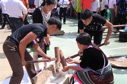 Thi giã bánh dày trong ngày Tết Độc lập của đồng bào dân tộc Mông