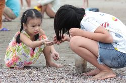 Du khách thích thú vui chơi với sóng biển dù 2 áp thấp nhiệt đới đang tiến vào