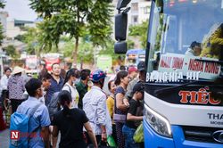 Người dân 'tay xách nách mang' hối hả trở lại Thủ đô sau dịp 2/9