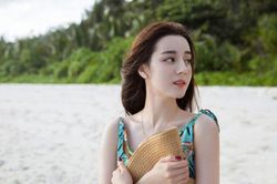 Ảnh du lịch kiểu Địch Lệ Nhiệt Ba: Khoe khéo body hoàn mỹ, đôi chân tít tắp, đặc biệt là làn da trắng 'bật tông'