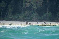 Bộ tộc sống trên hoang đảo, bắn tên xua đuổi và giết người lạ