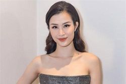 Đông Nhi diện váy bó khoe body, đập tan tin đồn bầu bí
