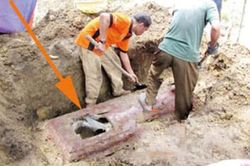 Tới thăm mộ con gái sau 3 ngày hạ táng, bố mẹ quặn lòng khi chứng kiến cảnh tượng khủng khiếp này