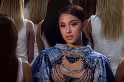 Ariana Grande đáp trả 'cực gắt' khi bị anti-fan khẳng định đã sử dụng autotune tại Sweetener Tour