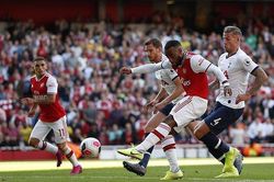 Arsenal chia điểm với Tottenham trong cuộc rượt đuổi tỷ số ngoạn mục