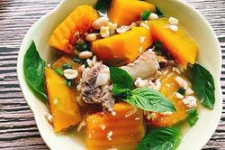 Canh bí đỏ nấu lạc vừa ngon vừa bổ dưỡng