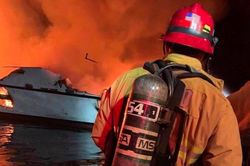 Hàng chục người thiệt mạng và mất tích trong vụ cháy tàu ngoài khơi bang California