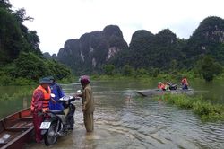 Quảng Bình: Một người dân bị nước cuốn trôi, 1 tàu cá bị chìm khi neo đậu