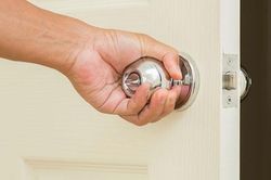 Tay nắm cửa khách sạn có thể lây truyền những bệnh gì?