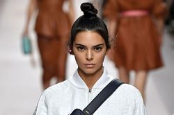 Kendall Jenner diện đồ hàng hiệu trên sàn diễn thời trang