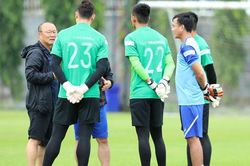 Hai tuyển thủ Việt Nam bị đau mắt ở Thái Lan