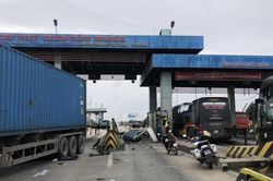 Xe container đâm sập cabin thu phí cao tốc Trung Lương-TP Hồ Chí Minh