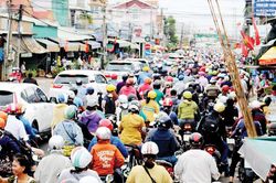 Hết lễ, căng thẳng giao thông