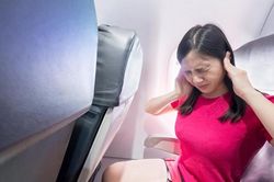 Làm sao để thoát khỏi ù tai lúc máy bay cất và hạ cánh?