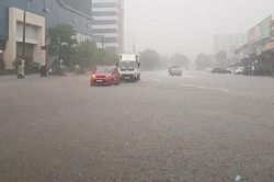 Mưa lớn nhiều giờ biến nhiều đường TP Vinh thành 'sông'