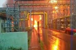 'Tháp lửa' bao trùm nhà máy lọc dầu, 16 người thương vong
