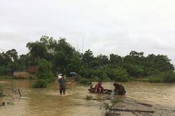 Nước dâng cao, người dân Hà Tĩnh hối hả dọn đồ chạy lũ