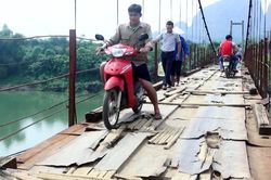Hòa Bình: Cầu treo thủng lỗ