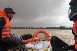 Mưa lớn nhiều xã bị cô lập, bộ đội dầm mưa ứng cứu người dân vùng lũ Hương Khê