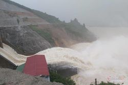 Mưa lớn suốt 2 ngày, thủy điện xả lũ, hàng trăm dân Hà Tĩnh bị cô lập
