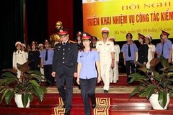 Sắp trang cấp giầy, dép, thắt lưng, cặp tài liệu... cho cán bộ trong ngành Kiểm sát nhân dân