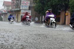 Mưa lớn, thành phố Vinh chìm trong biển nước