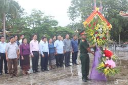 Đoàn đại biểu Quốc hội khu vực 9, CHDCND Lào dâng hương tại Nghĩa trang Liệt sỹ quốc tế Việt - Lào