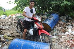 10 thùng phuy nghi là chất thải công nghiệp độc hại bị đổ trộm trên Đại lộ Thăng Long