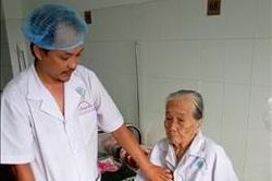 Phẫu thuật lấy gần 1kg sỏi bàng quang cho cụ bà 84 tuổi