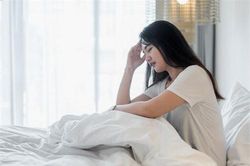 Chưa hết kỳ ở cữ, tôi đã phải cắn răng nộp đơn ly hôn chồng, không ngờ chỉ ít lâu sau, mẹ chồng cũ đã thuê cả xe ô tô sang trọng đến rước tôi về