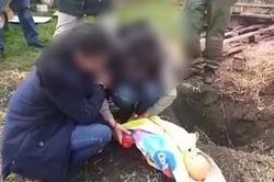 Mẹ 'ác quỷ' siết cổ con trai mới 1 tuổi, chôn dưới đất vì 'không muốn con bị đói nữa'