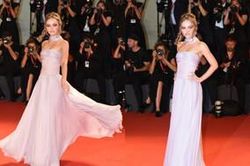 'Nàng thơ Chanel' đẹp thổn thức rạng ngời trên thảm đỏ trong bộ váy kiêu sa, mềm mại