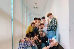 Fan phấn khích với ảnh selfie của Lee Jin Hyuk - Kim Woo Seok (X1): Tình bạn cảm động nhất 'Produce X 101'!