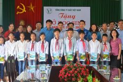 Vinapaco: Gần 60.000 cuốn vở đã đến với các em học sinh nghèo vượt khó