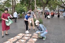 Làm sạch Hồ Gươm cùng một người nước ngoài yêu Hà Nội