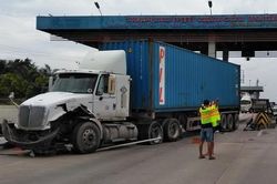 Xe container tông sập cabin thu phí cao tốc TP.HCM - Trung Lương
